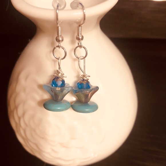 Southwest Cowgirls floating Flowers Earrings - Picture 2 of 2